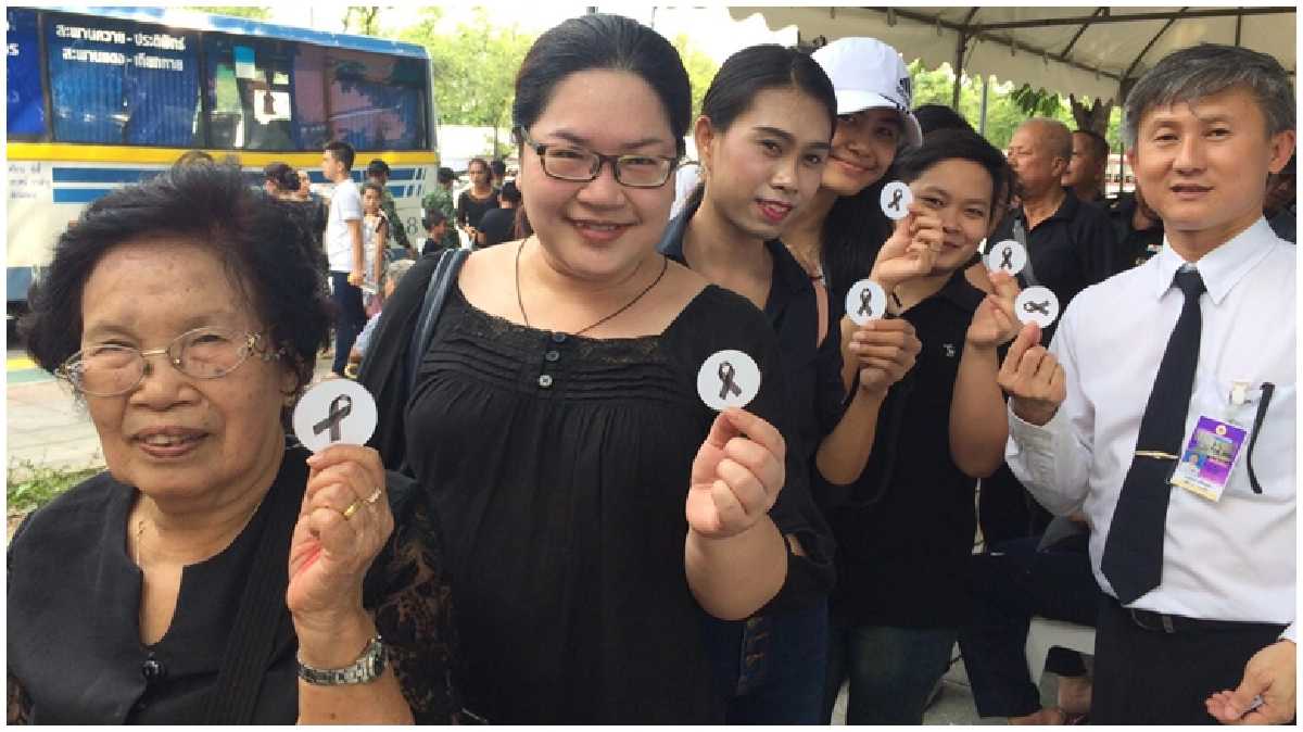 ทำ"เข็มกลัดรูปริบบิ้นโบว์ดำ"โดนใจ ปชช.เข้าแถวรอรับฝึกอื้อ!!