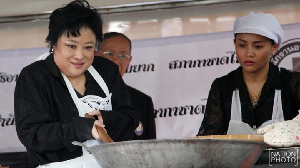 "พระองค์โสม" ทรงทอดไก่ประทานประชาชน "พระองค์โสม" ทรงทอดไก่ประทานประชาชน