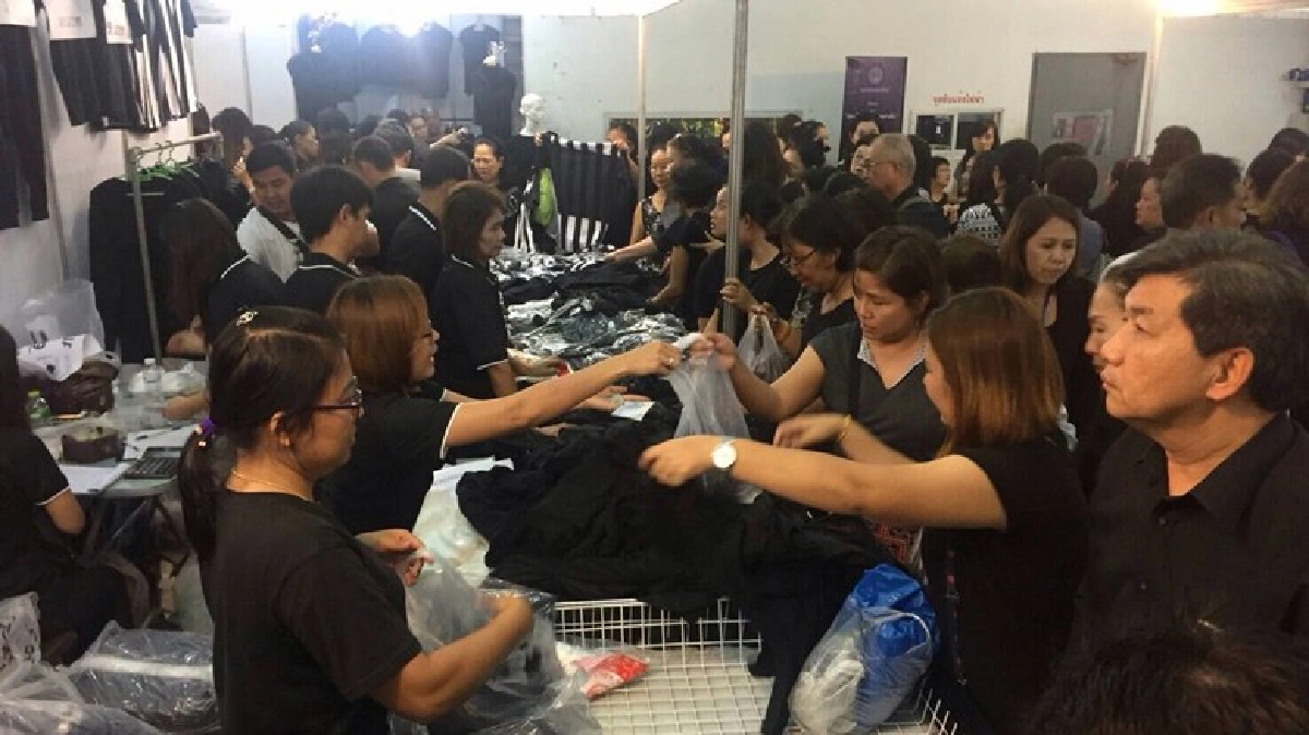 แห่ซื้อชุดดำในงาน“รวมใจแสดงความอาลัย” แห่ซื้อชุดดำในงาน“รวมใจแสดงความอาลัย”