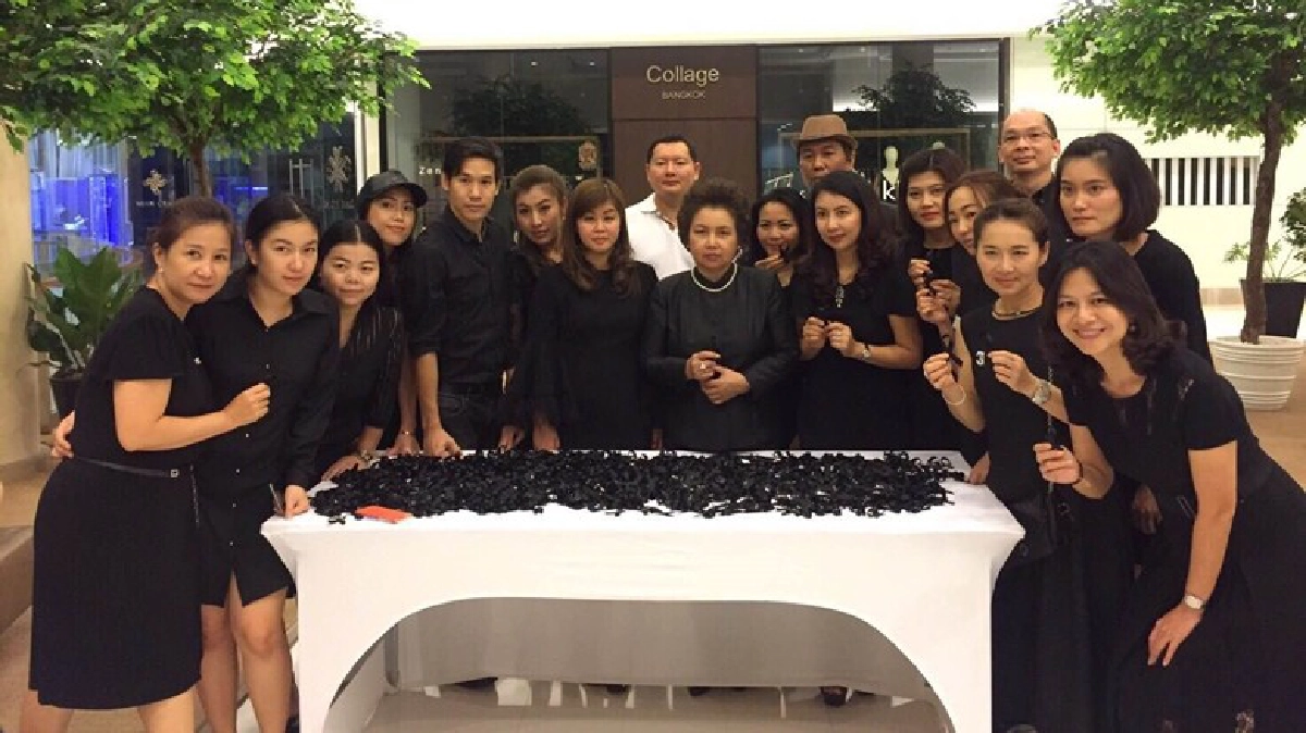 รวมพลังทำริบบิ้น แจกมากกว่า 1 แสนชิ้น ถวายพ่อหลวง