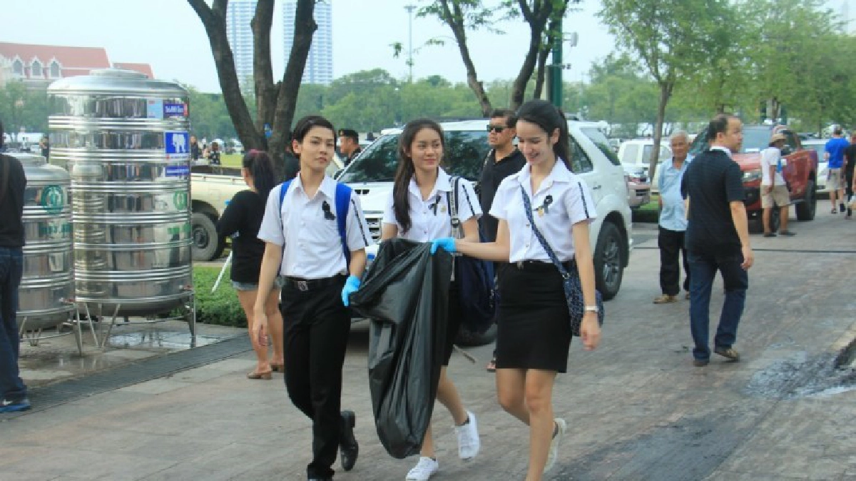 3นศ.สวนดุสิตทำดีเพื่อในหลวง 3นศ.สวนดุสิตทำดีเพื่อในหลวง