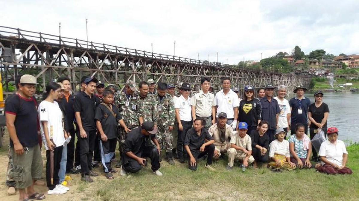 “ชาวสังขละ”เก็บขยะลำน้ำซองกาเลียทำดีถวายในหลวง