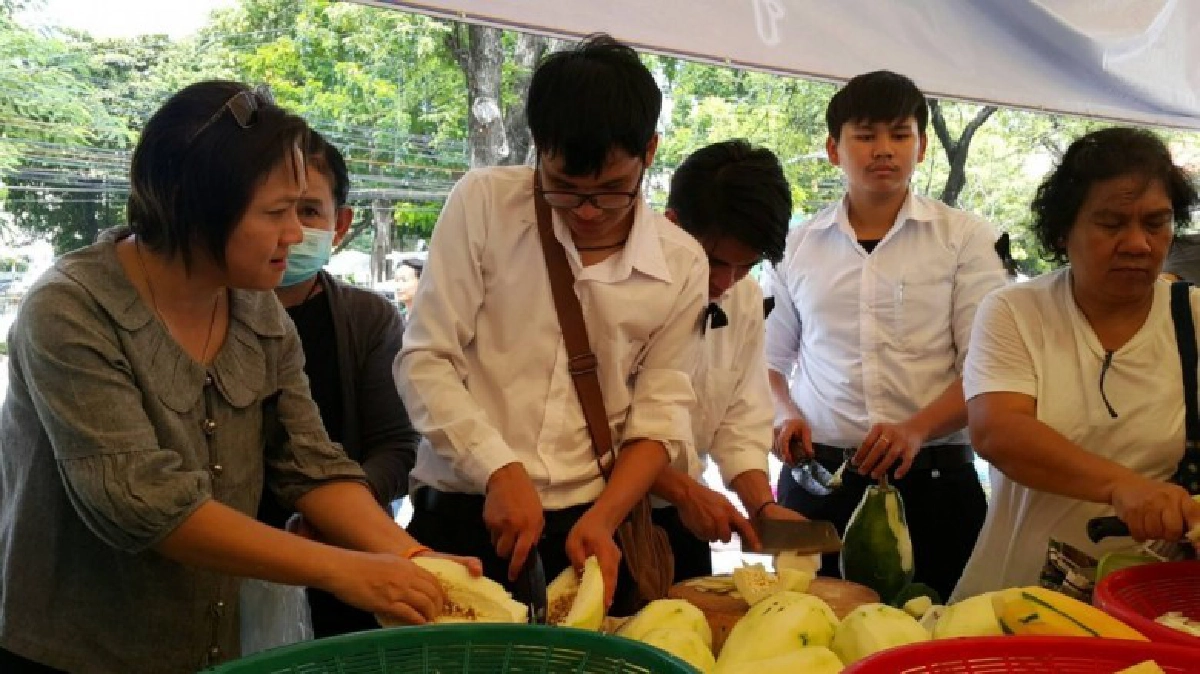 จิตอาสาปทุมวันลูกมือมูลนิธิร่วมกตัญญู จิตอาสาปทุมวันลูกมือมูลนิธิร่วมกตัญญู