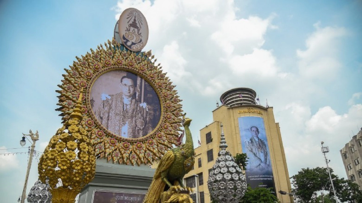 ประดับพระบรมฉายาลักษณ์ไว้เช่นเดิม ประดับพระบรมฉายาลักษณ์ไว้เช่นเดิม