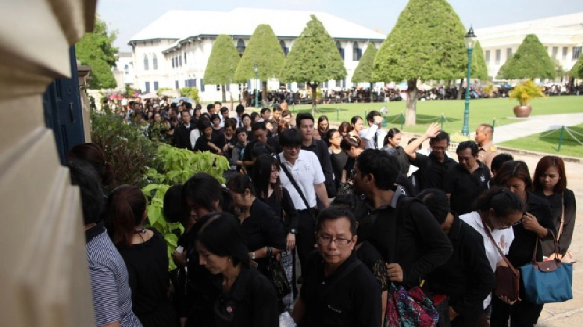 ปชช.ต่อแถวเข้าคิวสักการะพระบรมศพยาว1กม. ปชช.ต่อแถวเข้าคิวสักการะพระบรมศพยาว1กม.