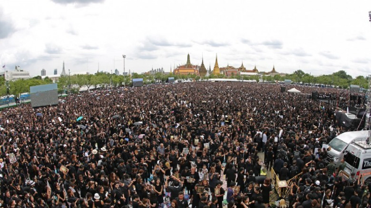 เสียงประชาชน ประสานความรู้สึก ผ่าน "เพลงสรรเสริญพระบารมี" เสียงประชาชน ประสานความรู้สึก ผ่าน "เพลงสรรเสริญพระบารมี"