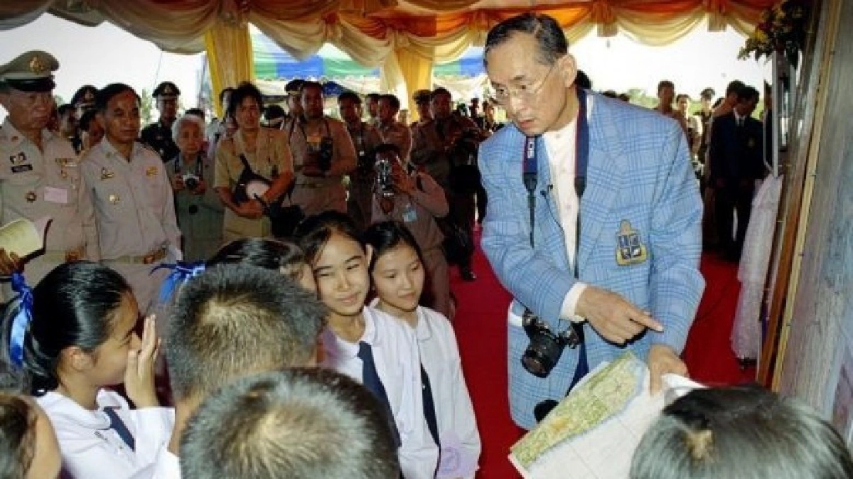 เลี้ยงลูกให้ดีงาม เดินตามคำสอนพ่อ เลี้ยงลูกให้ดีงาม เดินตามคำสอนพ่อ