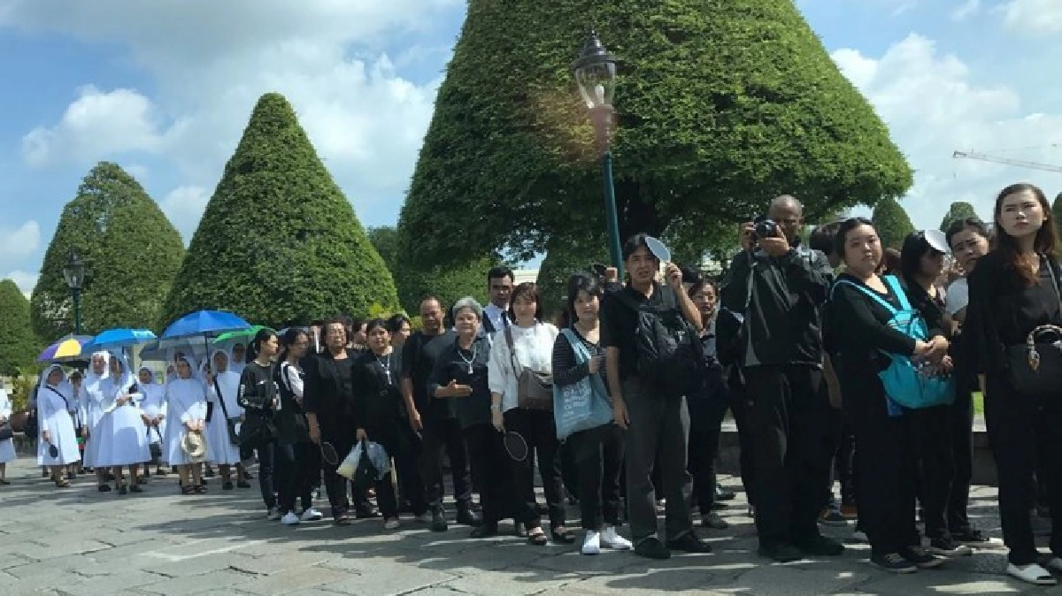 ผู้นำสิงคโปร์โพสต์ภาพคนไทยเข้าแถวกลางแดดรอถวายอาลัย ผู้นำสิงคโปร์โพสต์ภาพคนไทยเข้าแถวกลางแดดรอถวายอาลัย