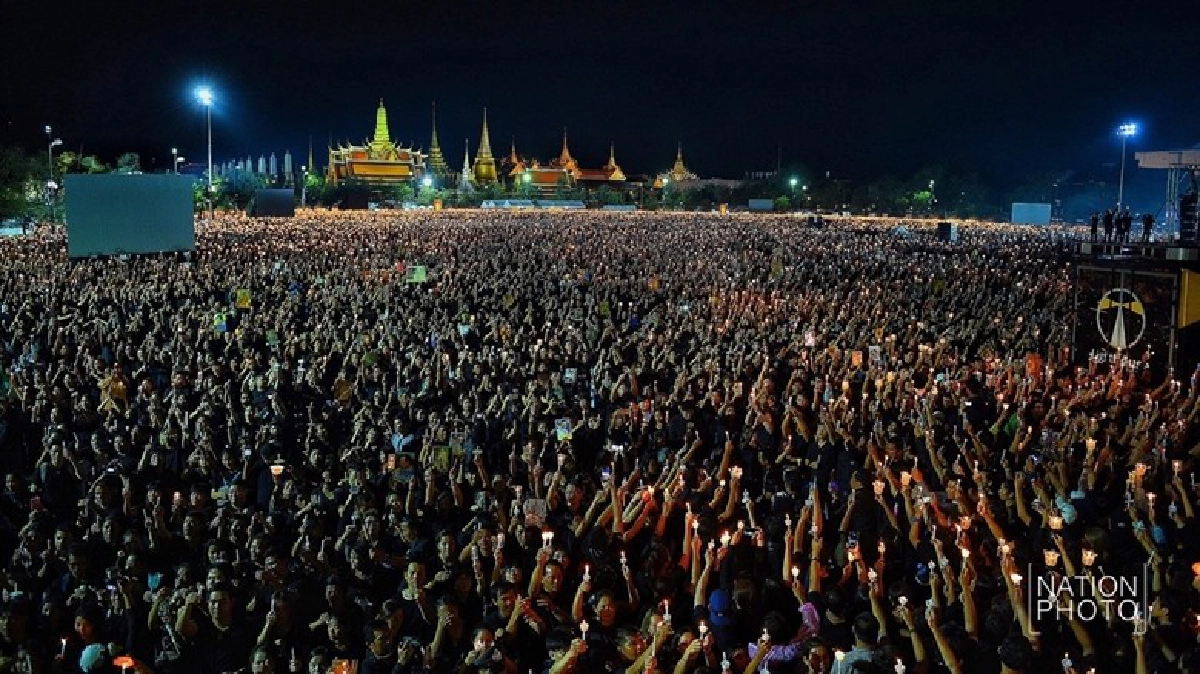 แสงเทียนแสนดวงสว่างไสว 'สรรเสริญพระบารมี' แสงเทียนแสนดวงสว่างไสว 'สรรเสริญพระบารมี'