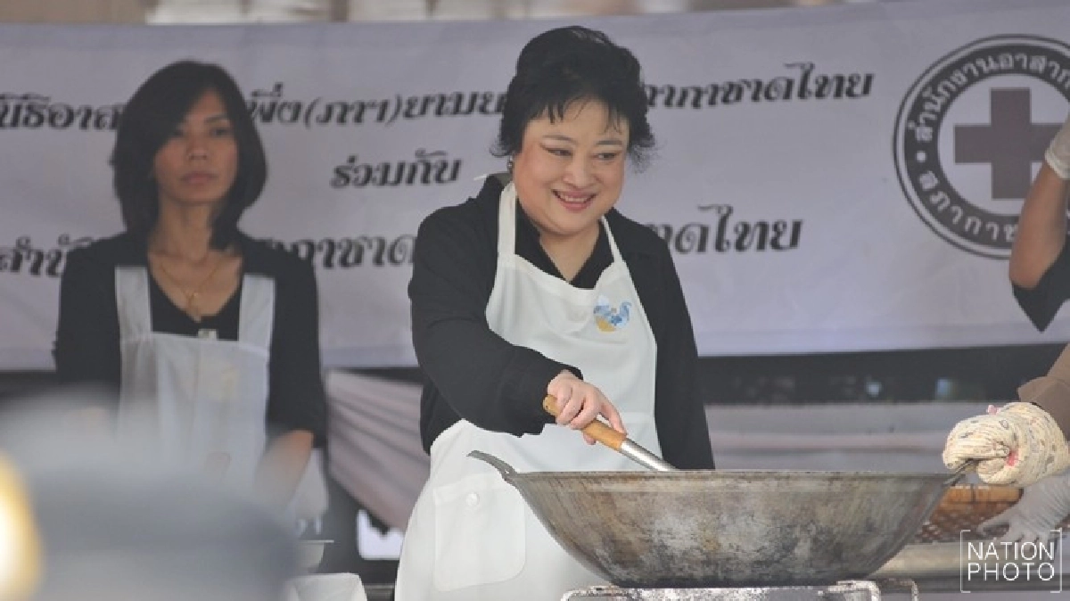 "พระองค์โสม" เสด็จทอดไก่ประทานเป็นวันที่สอง "พระองค์โสม" เสด็จทอดไก่ประทานเป็นวันที่สอง