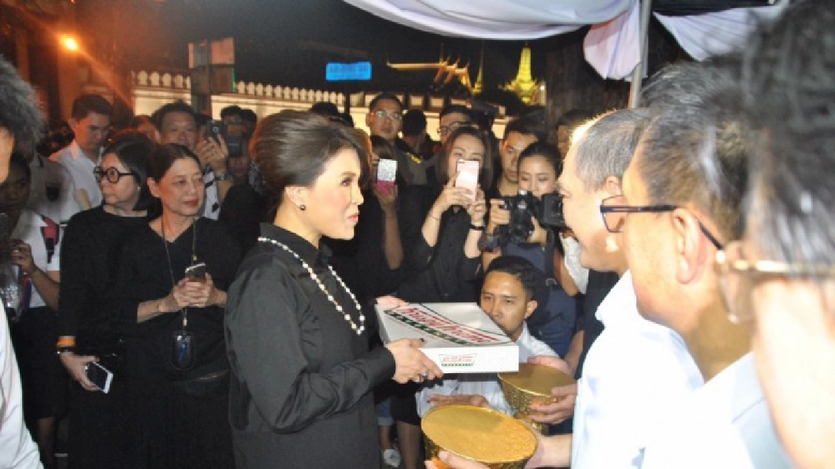 ทูลกระหม่อมฯพระราชทาน โดนัท น้ำผลไม้แก่ประชาชน ทูลกระหม่อมฯพระราชทาน โดนัท น้ำผลไม้แก่ประชาชน