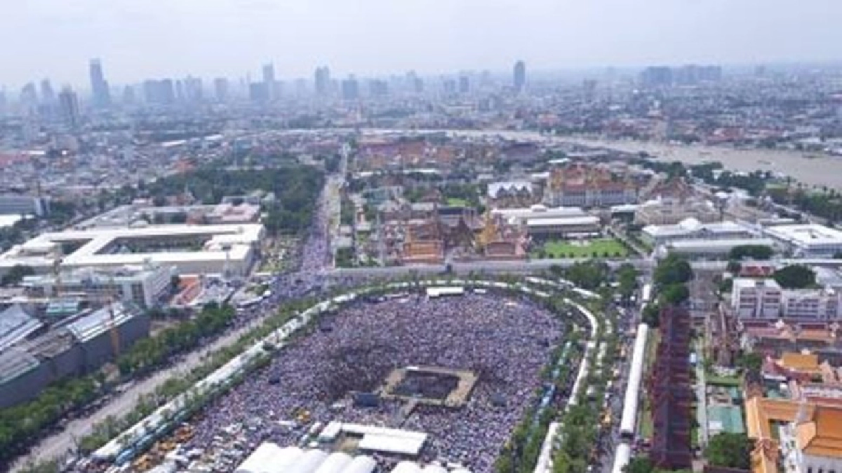 ขอบคุณคณะผู้จัด-ปชช.ร่วมร้องเพลง "สรรเสริญพระบารมี" ขอบคุณคณะผู้จัด-ปชช.ร่วมร้องเพลง "สรรเสริญพระบารมี"
