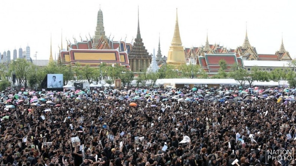 คุณพลอยไพลิน ร่วมร้องเพลงสรรเสริญพระบารมี คุณพลอยไพลิน ร่วมร้องเพลงสรรเสริญพระบารมี