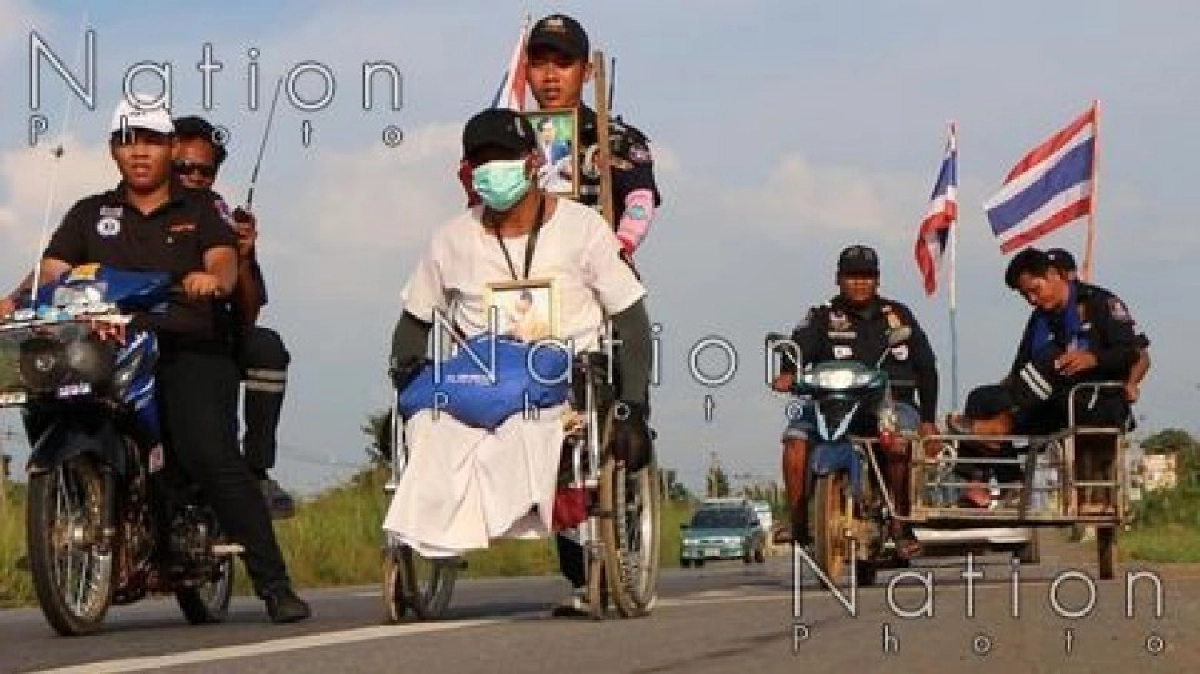 หนุ่มใหญ่โยกวีลแชร์จากเมืองจันท์มุ่งสนามหลวง หนุ่มใหญ่โยกวีลแชร์จากเมืองจันท์มุ่งสนามหลวง