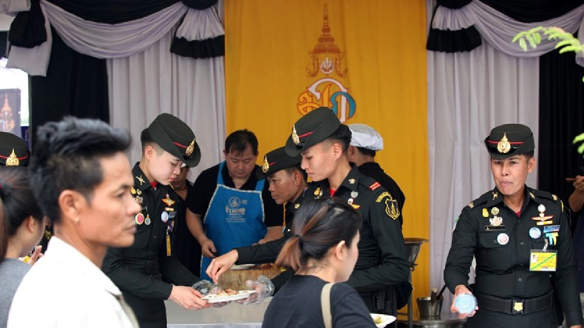 สมเด็จพระบรม ทรงรับสั่งย้ำดูแลประชาชนอย่างดีที่สุด สมเด็จพระบรม ทรงรับสั่งย้ำดูแลประชาชนอย่างดีที่สุด