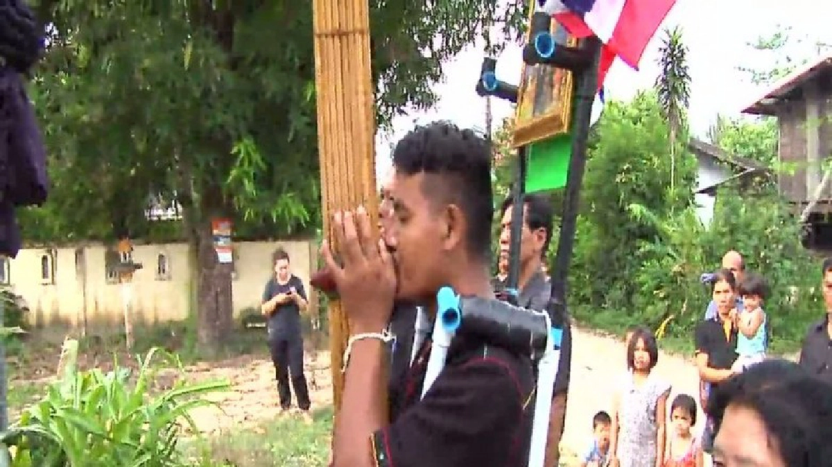 เดินเท้าเป่าแคนเข้ากรุง ถวายอาลัยพระบรมศพ เดินเท้าเป่าแคนเข้ากรุง ถวายอาลัยพระบรมศพ