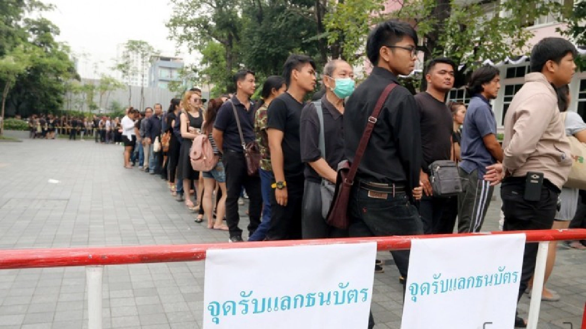 จองคิวยาว1กม.แลกธนบัตรที่ระลึก"ในหลวง ร.9" จองคิวยาว1กม.แลกธนบัตรที่ระลึก"ในหลวง ร.9"