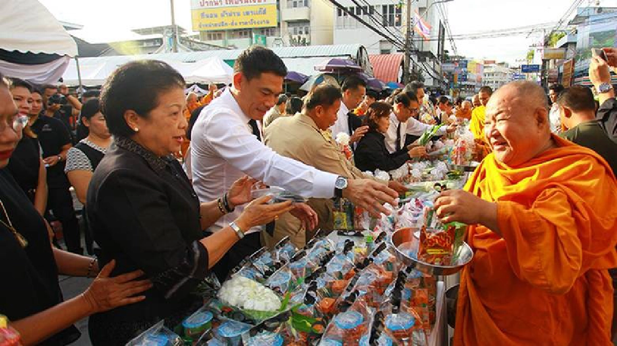 “เอ๋-ชนม์สวัสดิ์”ร่วมชาวสมุทรปราการตักบาตรบำเพ็ญกุศลร.9 “เอ๋-ชนม์สวัสดิ์”ร่วมชาวสมุทรปราการตักบาตรบำเพ็ญกุศลร.9