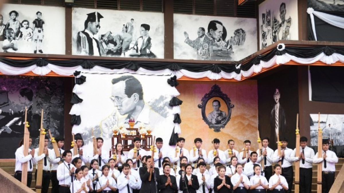 นศ.มข. สร้างงานศิลป์ดำเนินตามรอยพ่อ นศ.มข. สร้างงานศิลป์ดำเนินตามรอยพ่อ