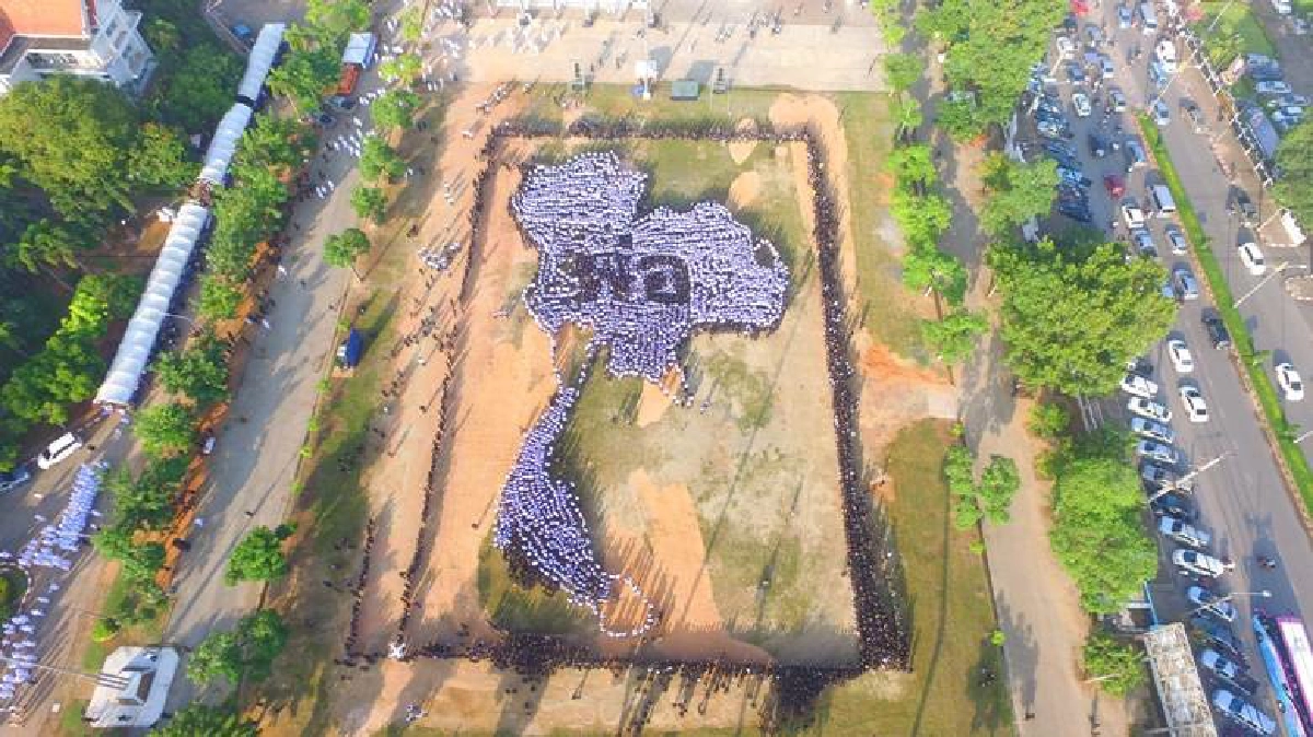 สุราษฎร์ฯแปรอักษรรูปประเทศไทยถวายอาลัย“ร.9”