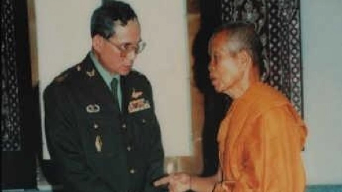 “มือพระองค์ท่านเป็นมือคนทำงาน”