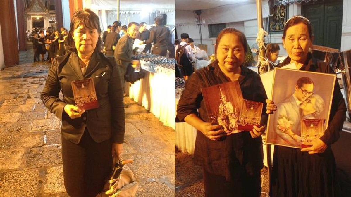 ประชาชนกลุ่มแรกของวันปลื้มปิติได้ถวายสักการะพระบรมศพ ประชาชนกลุ่มแรกของวันปลื้มปิติได้ถวายสักการะพระบรมศพ
