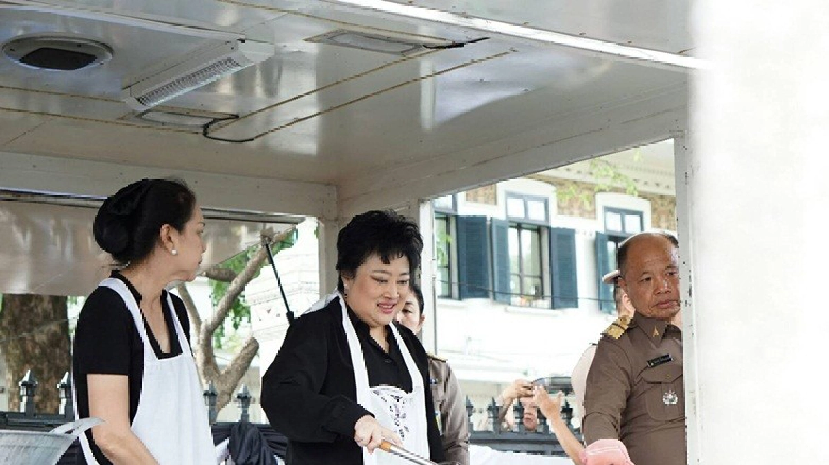 พระองค์โสมประทานไก่ทอดพร้อมแย้มพระโอษฐ์ พระองค์โสมประทานไก่ทอดพร้อมแย้มพระโอษฐ์