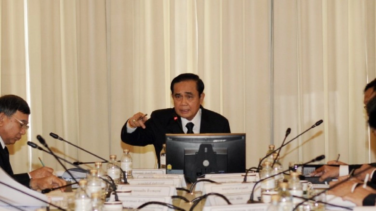 นายกฯ โบ้ย นักการเมืองจับมือโรงสีกดราคาข้าว