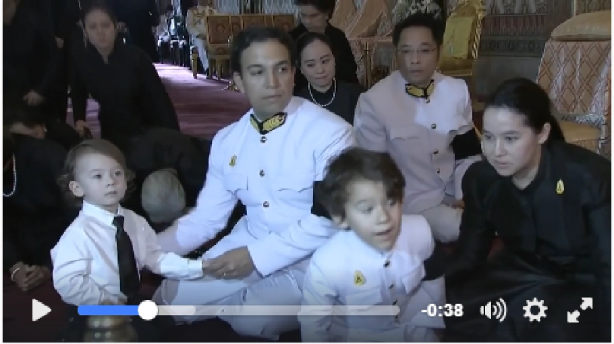 ครอบครัว“คุณพลอยไพลิน”กราบสักการะพระบรมโกศ ครอบครัว“คุณพลอยไพลิน”กราบสักการะพระบรมโกศ