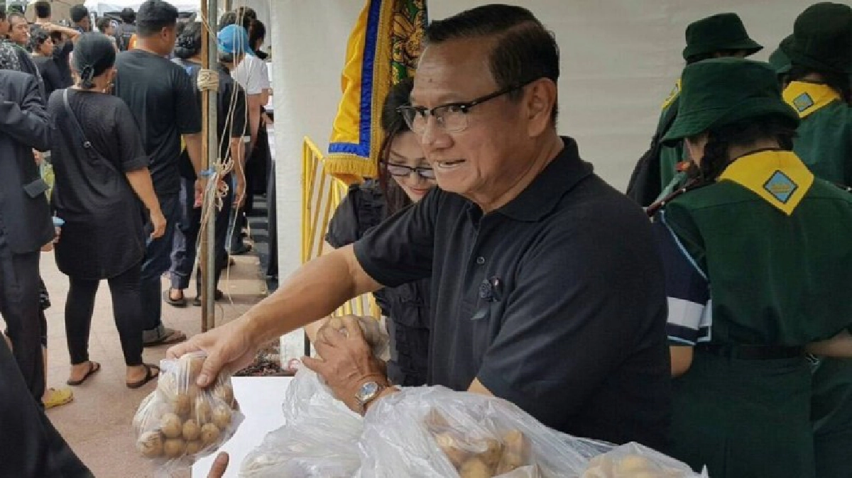 ปธ.กกต. นำนักเรียน ร่วมแจกลองกอง ถวายความอาลัย “พ่อหลวง”