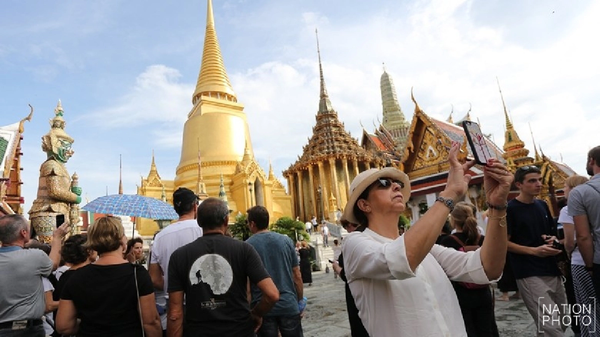 นักท่องเที่ยวซึ้งในความรักคนไทยต่อพระมหากษัตริย์ นักท่องเที่ยวซึ้งในความรักคนไทยต่อพระมหากษัตริย์