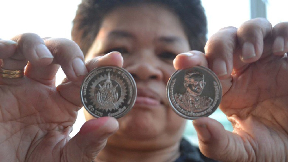 แห่แลกเหรียญที่ระลึกครองราชย์70ปีรัชกาลที่9 แห่แลกเหรียญที่ระลึกครองราชย์70ปีรัชกาลที่9