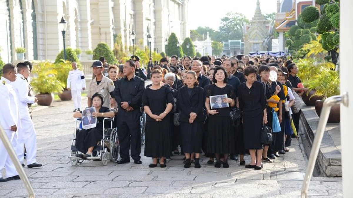 ประชาชนสักการะพระบรมศพตั้งแต่ฟ้ายังไม่สาง ประชาชนสักการะพระบรมศพตั้งแต่ฟ้ายังไม่สาง