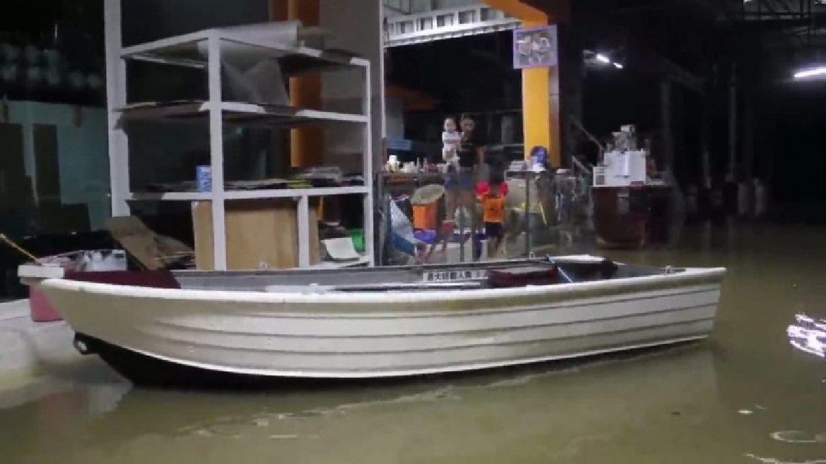 เขื่อนเพชรปล่อยน้ำไหลท่วมบ้านเรือนปชช. เขื่อนเพชรปล่อยน้ำไหลท่วมบ้านเรือนปชช.