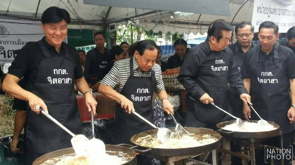 กกต.แจกผัดไทย-ขนม ปชช.ที่มาสักการพระบรมศพ กกต.แจกผัดไทย-ขนม ปชช.ที่มาสักการพระบรมศพ