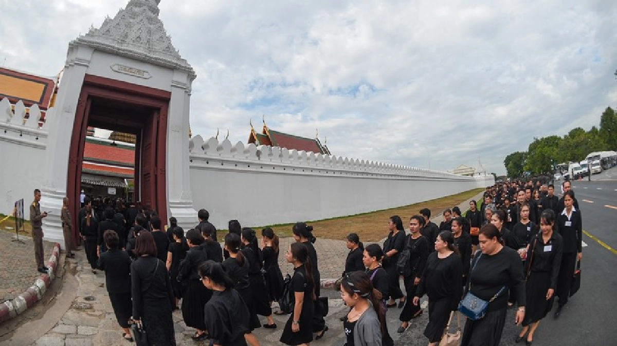 พสกนิกรเข้ากราบสักการะพระบรมศพอย่างต่อเนื่อง พสกนิกรเข้ากราบสักการะพระบรมศพอย่างต่อเนื่อง