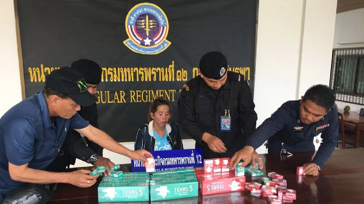 จับสาวใหญ่คาห้องเช่าขนบุหรี่เถื่อนจากเขมรขายนทท.ตลาดโรงเกลือ