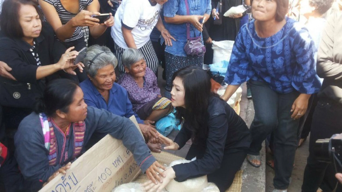 “ยิ่งลักษณ์”พูดอะไรกับชาวนา(ชมคลิป)