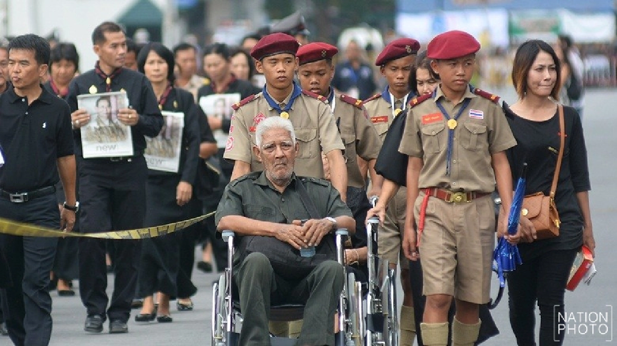 ประชาชนเข้ากราบสักการะพระบรมศพแต่เช้าตรู่