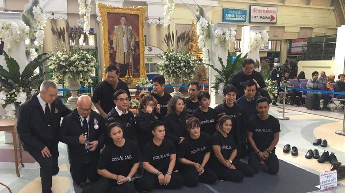 4 ฮีโร่ยกเหล็ก แจกอาหารให้ ปชช.ที่มาถวายสักการะ 4 ฮีโร่ยกเหล็ก แจกอาหารให้ ปชช.ที่มาถวายสักการะ