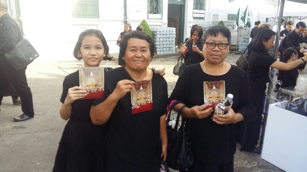 วันหยุดประชาชนถวายสักการะพระบรมศพแต่เช้าตรู่