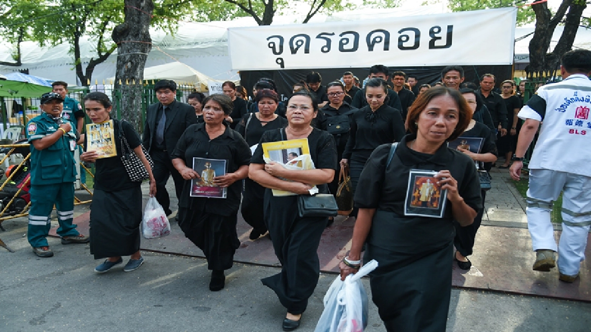 “พสกนิกร”ถวายความอาลัยและถวายสักการะ“ในหลวง”เนืองแน่น “พสกนิกร”ถวายความอาลัยและถวายสักการะ“ในหลวง”เนืองแน่น