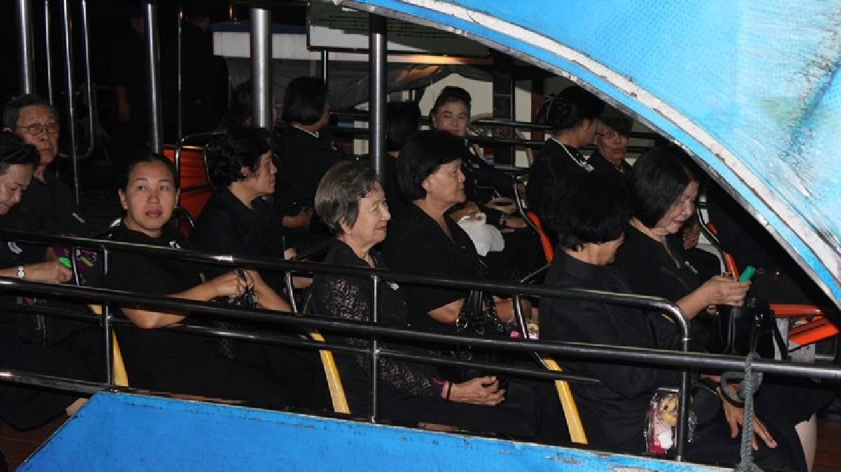 “ผวจ.นนท์”นำปชช.ร่วมเข้าเฝ้ากราบถวายบังคมพระบรมศพ “ผวจ.นนท์”นำปชช.ร่วมเข้าเฝ้ากราบถวายบังคมพระบรมศพ