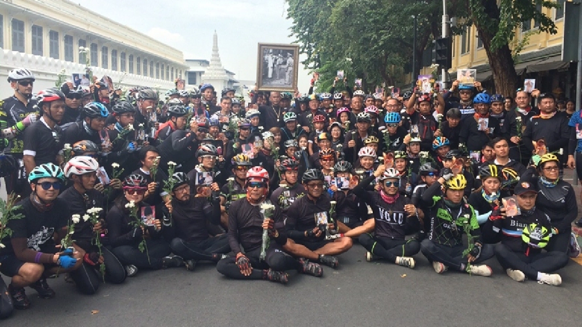 'ชาวบ้านโป่ง' นับร้อย ปั่นจักรยานมาหาพ่อหลวง ร.9 'ชาวบ้านโป่ง' นับร้อย ปั่นจักรยานมาหาพ่อหลวง ร.9