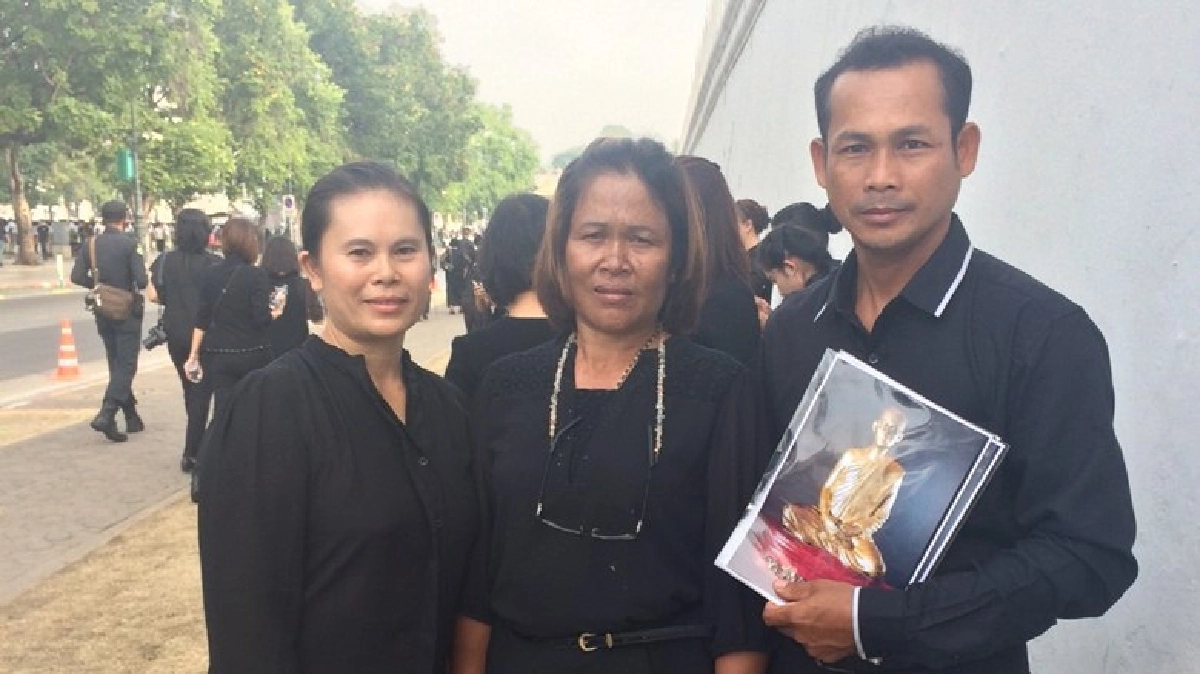 ประชาชนเรือนหมื่นต่อแถวรอเข้ากราบสักการะพระบรมศพแต่เช้ามืด ประชาชนเรือนหมื่นต่อแถวรอเข้ากราบสักการะพระบรมศพแต่เช้ามืด