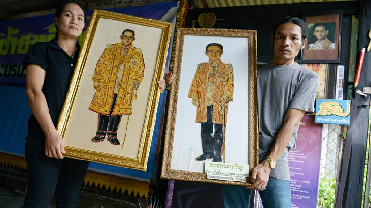 แกะสลักหนังตะลุงเป็นภาพพระบรมฉายาลักษณ์ รัชกาลที่ 9 