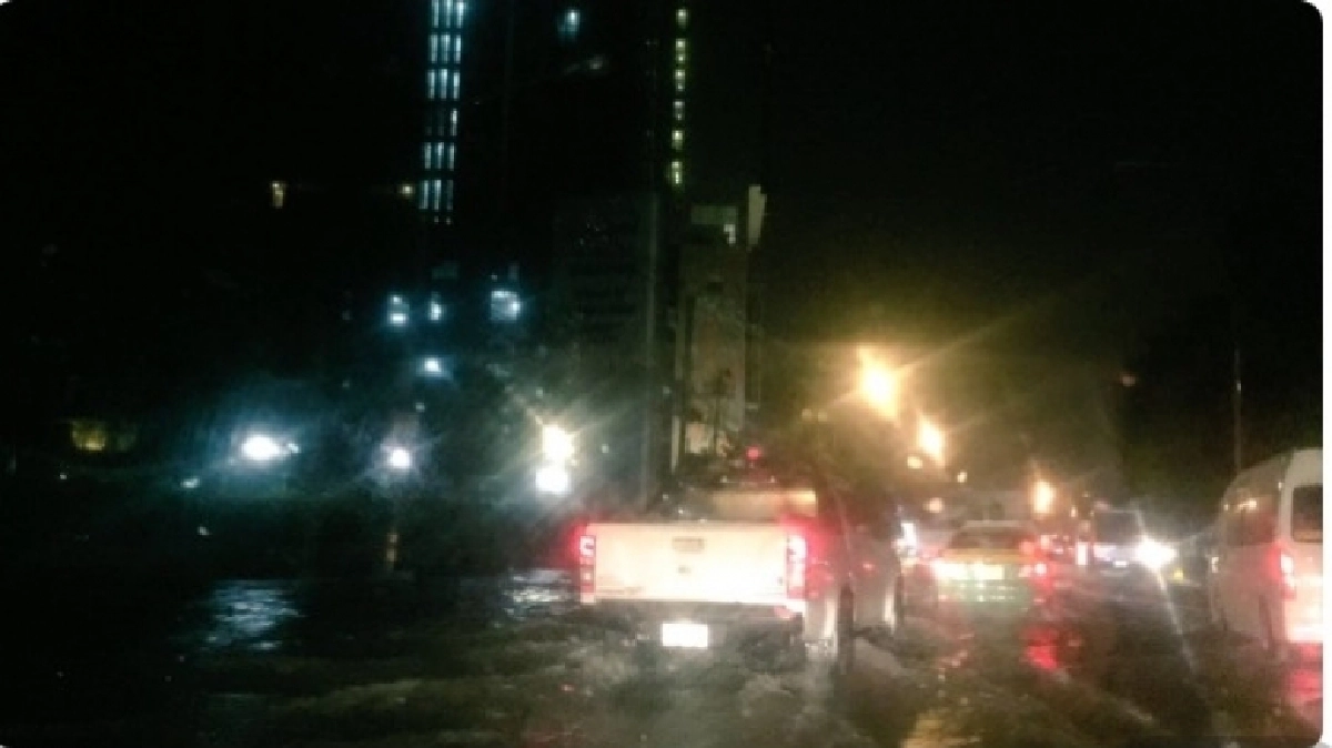 ฝนถล่มกรุงน้ำท่วมหลายจุด รร.อัสสัมชัญหยุด1วัน (ชมคลิป) ฝนถล่มกรุงน้ำท่วมหลายจุด รร.อัสสัมชัญหยุด1วัน (ชมคลิป)