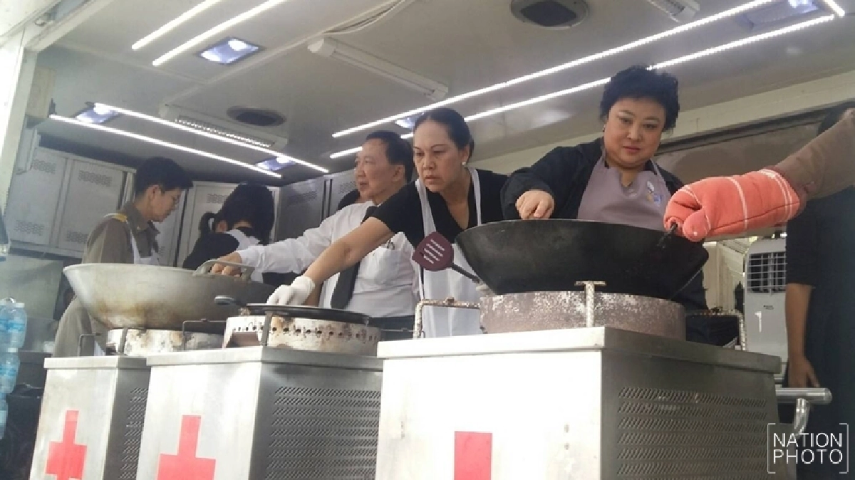 "พระองค์โสม" ใส่พระทัยปรุงอาหารประทานประชาชน "พระองค์โสม" ใส่พระทัยปรุงอาหารประทานประชาชน