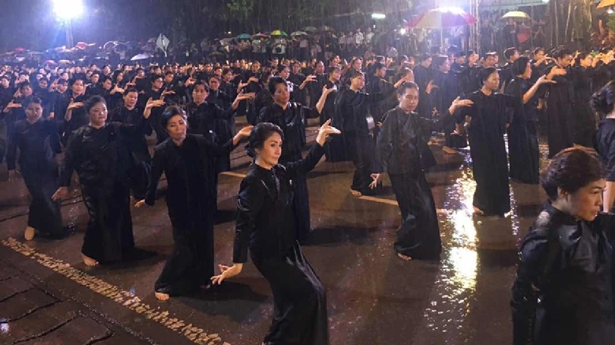สุดซึ้งคนอุดรฯรวมใจถวายราชสักการะองค์ภูมิพลท่ามกลางสายฝน สุดซึ้งคนอุดรฯรวมใจถวายราชสักการะองค์ภูมิพลท่ามกลางสายฝน