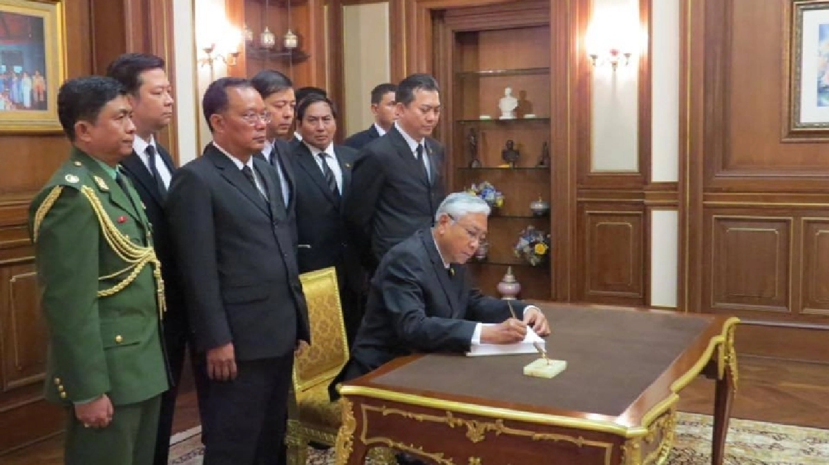 ประธานาธิบดีเมียนมาร์ถวายสักการะพระบรมศพ
